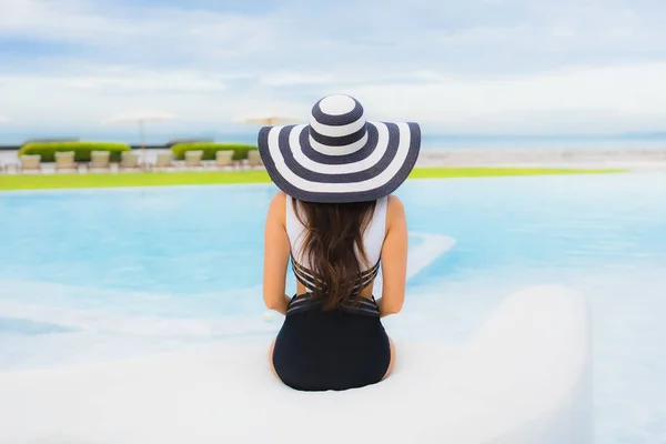 Portret mooi jong aziatisch vrouwen gelukkig glimlach ontspannen rond zw — Stockfoto