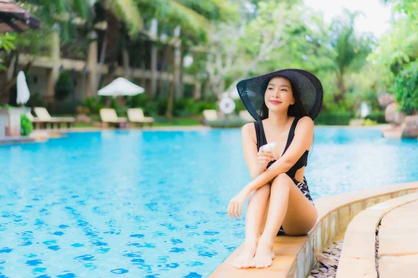 Portrait beautiful young asian women happy smile relax around sw — Stock Photo, Image