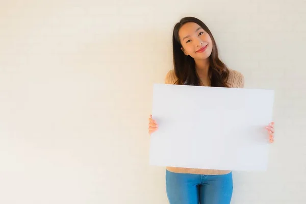 Ritratto bello giovane asiatico donne spettacolo bianco carta cinghiale — Foto Stock