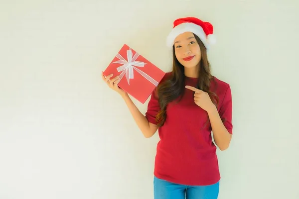 Retrato hermosa joven asiático mujeres desgaste santa sombrero en Navidad —  Fotos de Stock