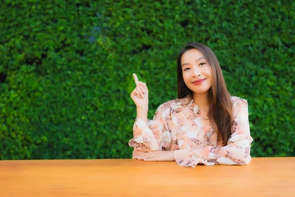 Portrét krásné mladé asijské ženy šťastný úsměv kolem venkovní — Stock fotografie
