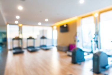 Beden eğitimi odasının içi spor malzemeleriyle dolu.