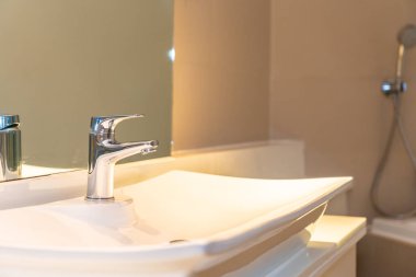 Su yüzeyi ve beyaz lavabo iç dekorasyonu