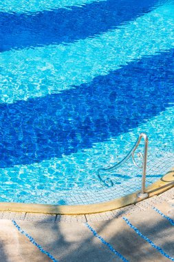 Otel otelinde yüzme havuzunun güzel manzarası