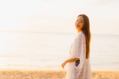 Güzel Asyalı genç kadınların portresi. Gülümseyin. Rahatlayın.