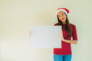 Güzel Asyalı genç kadınların portresi beyaz kart gösteriyor.