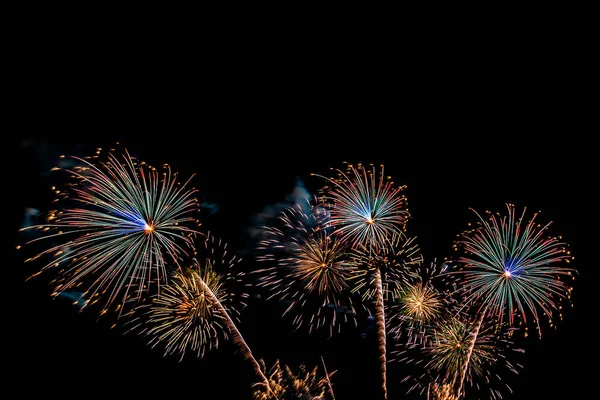 Schönes buntes Feuerwerk in der Nacht zum Feiern — Stockfoto