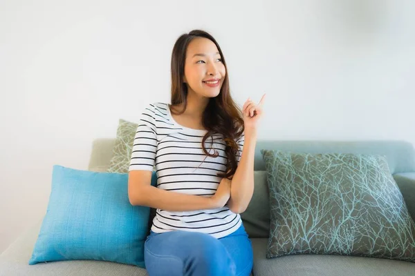 Portrait belle jeune femme asiatique sourire heureux sur canapé — Photo