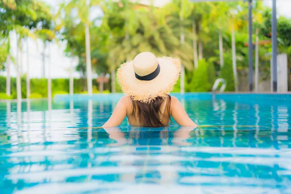 Retrato hermosa joven asiático mujeres feliz sonrisa relajarse al aire libre s — Foto de Stock