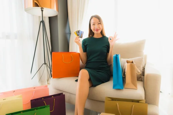 Retrato hermosa joven asiático mujeres utilizando ordenador portátil o sm —  Fotos de Stock