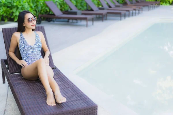 Bonito jovem asiático mulheres feliz sorriso relaxar ao redor ao ar livre swi — Fotografia de Stock