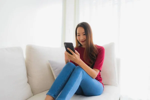 Porträt schöne junge asiatische Frauen mit Handy oder Smartphone — Stockfoto