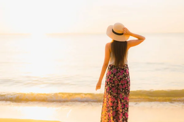 Retrato bonito jovem asiático mulheres feliz sorriso relaxar ao redor ser — Fotografia de Stock