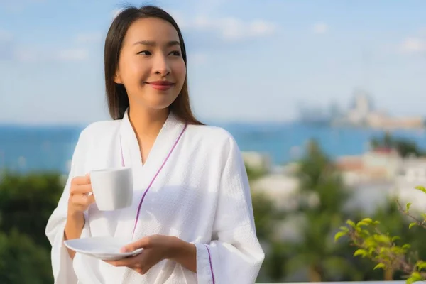 Retrato hermosa joven asiático las mujeres celebrar café taza en mano aro —  Fotos de Stock