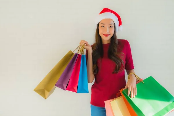 Portret mooie jonge aziatische vrouwen dragen kerstmis santa hoed wi — Stockfoto