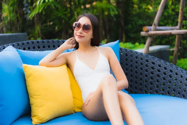 Retrato hermosa joven asiático mujeres feliz sonrisa relajarse alrededor ou —  Fotos de Stock