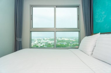 Yastık ve battaniye yatağın üzerinde, içinde lamba süslemesi var.