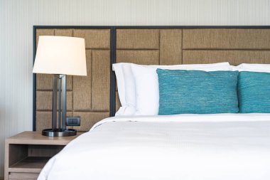 Yatak dekorasyonunda beyaz rahat yastık.