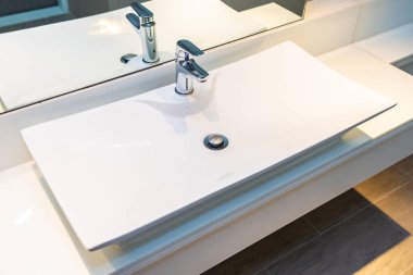 Su yüzeyi ve beyaz lavabo iç dekorasyonu