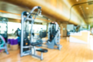 Spor salonu iç odasında soyut bulanıklık fitness ekipmanları