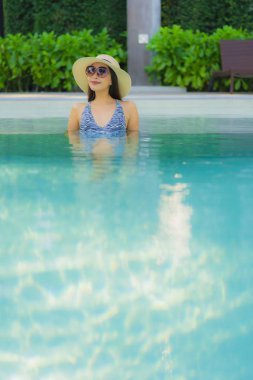 Güzel, genç Asyalı kadınlar mutlu gülüşler açık havada yüzüyorlar.