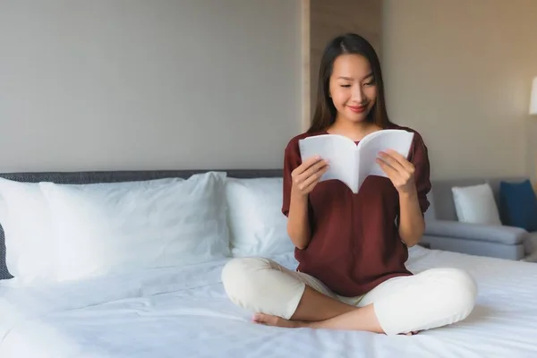 Ritratto belle giovani donne asiatiche leggere libro sul letto — Foto Stock