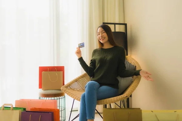 Retrato hermosa joven asiático mujeres utilizando ordenador portátil o sm — Foto de Stock