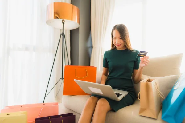 Retrato hermosa joven asiático mujeres utilizando ordenador portátil o sm — Foto de Stock