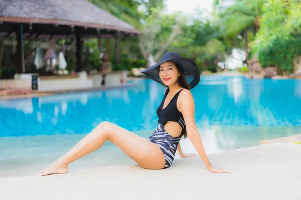 Retrato bonito jovem asiático mulheres feliz sorriso relaxar em torno de sw — Fotografia de Stock