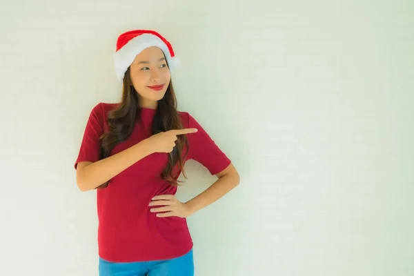 Ritratto belle giovani donne asiatiche che indossano il cappello di Babbo Natale per celeb — Foto Stock