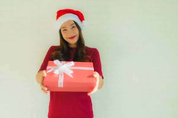 Ritratto belle giovani donne asiatiche indossare cappello di Babbo Natale — Foto Stock