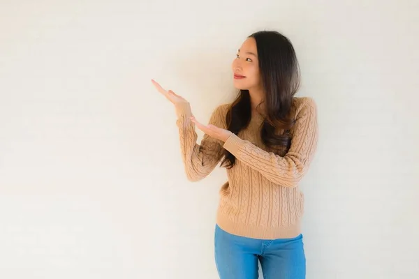 Retrato hermosa joven asiático mujeres sonrisa feliz en muchos acción — Foto de Stock