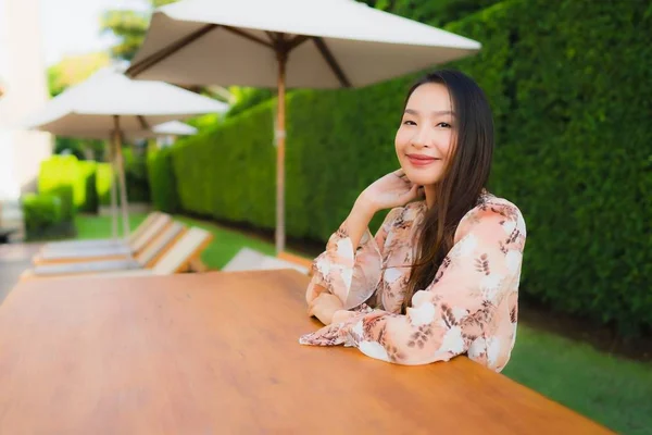 Retrato hermosa joven asiático mujeres feliz sonrisa alrededor al aire libre — Foto de Stock