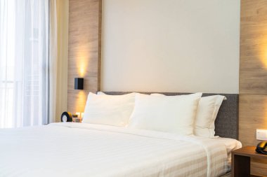 Yatak dekorasyonunda beyaz rahat yastık.