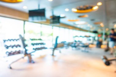 Beden eğitimi odasının içi spor malzemeleriyle dolu.