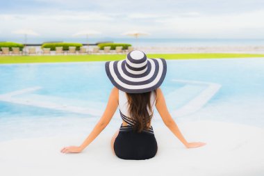 Güzel Asyalı genç kadınların portresi. Gülümseyin. Rahatlayın.