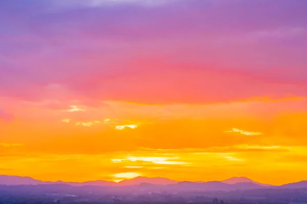 Schöne Landschaft mit Sonnenaufgang oder Sonnenuntergang über den Bergen — Stockfoto