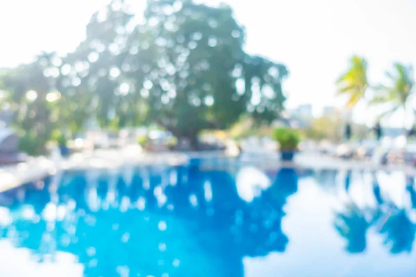 Abstracto desenfoque piscina al aire libre en el complejo hotelero —  Fotos de Stock