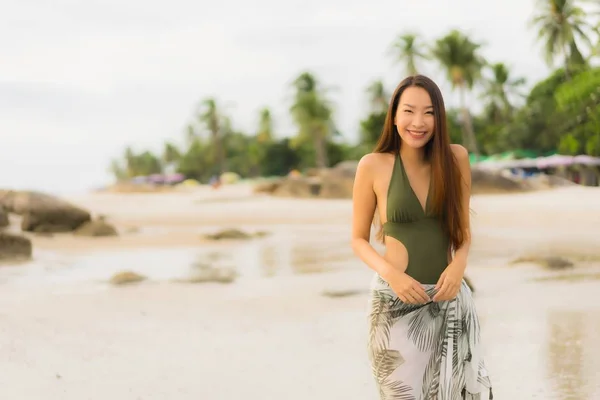 Retrato hermosa asiática mujeres feliz sonrisa relajarse en el tropical — Foto de Stock