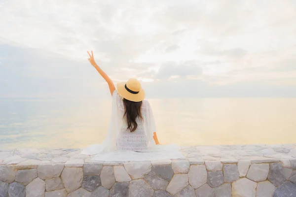 Ritratto belle giovani donne asiatiche felice sorriso rilassarsi in giro se — Foto Stock