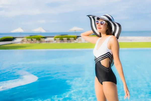 Retrato bonito jovem asiático mulheres feliz sorriso relaxar em torno de sw — Fotografia de Stock