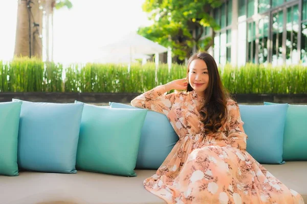 Retrato bonito jovem asiático mulheres feliz sorriso sentar no sofá aro — Fotografia de Stock