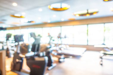 Beden eğitimi odasının içi spor malzemeleriyle dolu.