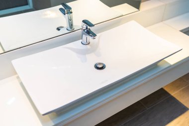 Su yüzeyi ve beyaz lavabo iç dekorasyonu