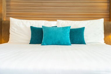 Yatak dekorasyonunda beyaz rahat yastık.