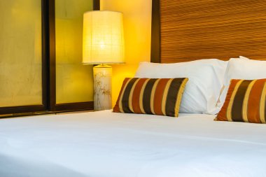 Yatak dekorasyonunda beyaz rahat yastık.