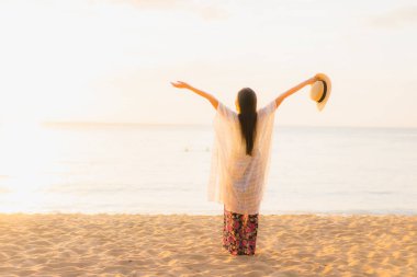 Güzel Asyalı genç kadınların portresi. Gülümseyin. Rahatlayın.