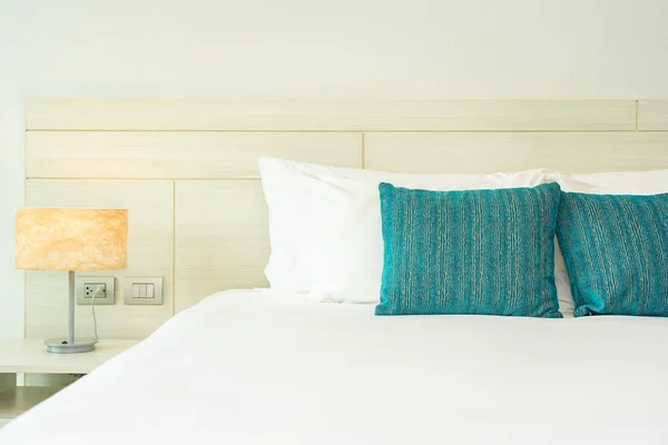 Cuscino e coperta sul letto con luce decorazione lampada interno — Foto Stock