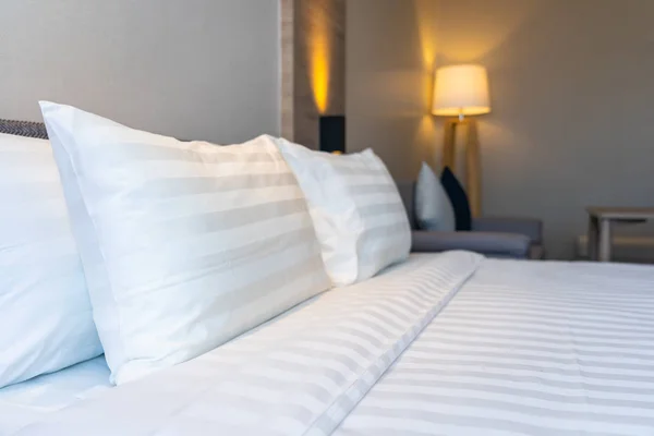 Wit comfortabel kussen op bed decoratie interieur — Stockfoto
