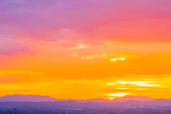 Schöne Landschaft mit Sonnenaufgang oder Sonnenuntergang über den Bergen — Stockfoto